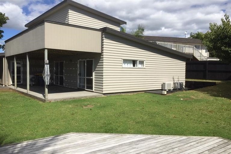 Photo of property in 12a Divich Avenue, Te Atatu South, Auckland, 0610