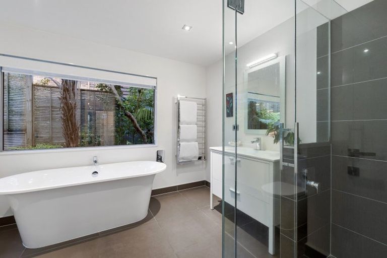 Photo of property in 39 Maritime Terrace, Birkenhead, Auckland, 0626