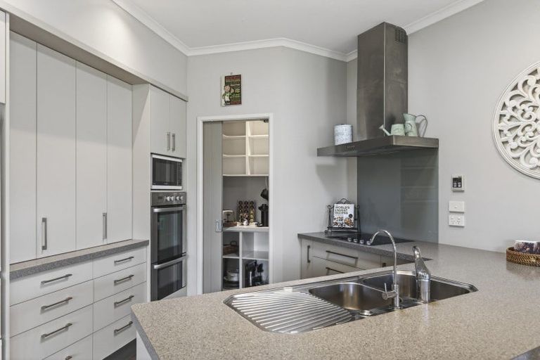 Photo of property in 2 Oakwood Drive, Highlands Park, New Plymouth, 4312