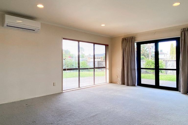 Photo of property in 20 Whiting Grove, West Harbour, Auckland, 0618