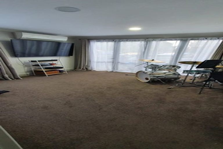 Photo of property in 2/34 Valley View Road, Glenfield, Auckland, 0629