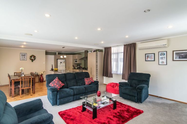 Photo of property in 82 Newlands Road, Newlands, Wellington, 6037