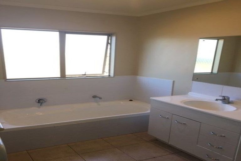 Photo of property in 5 Richard Hill Close, Fairview Heights, Auckland, 0632