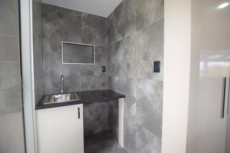 Photo of property in 1/112 View Road, Sunnyvale, Auckland, 0612