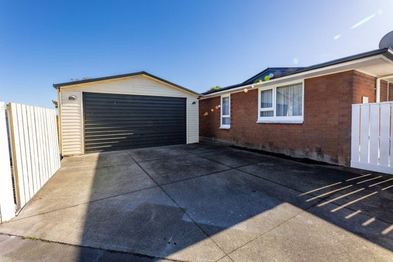 Photo of property in 21 La Perouse Place, Northcote, Christchurch, 8052