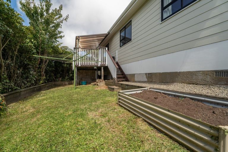 Photo of property in 31 Cheltenham Terrace, Newlands, Wellington, 6037