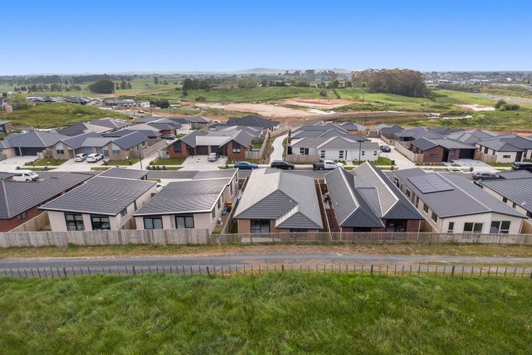 Photo of property in 25 Waruhia Crescent, Rototuna North, 3281