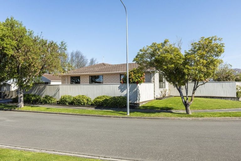 Photo of property in 4 Sonning Place, Redwood, Christchurch, 8051