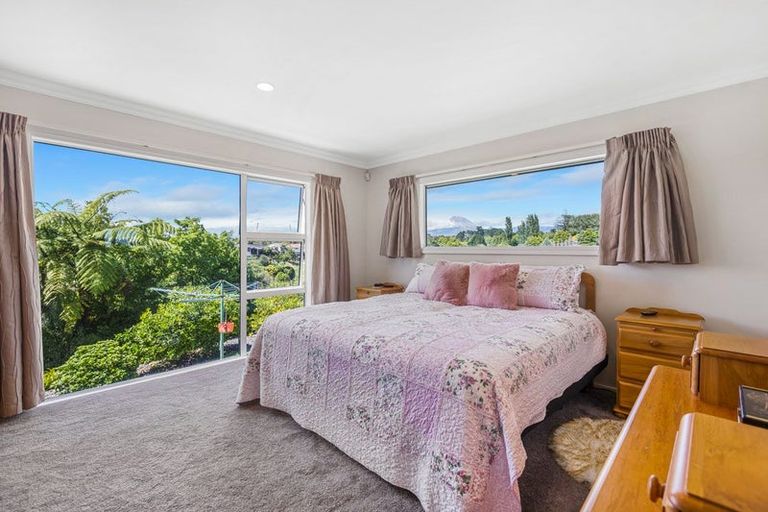 Photo of property in 7a Caledonia Place, Highlands Park, New Plymouth, 4312