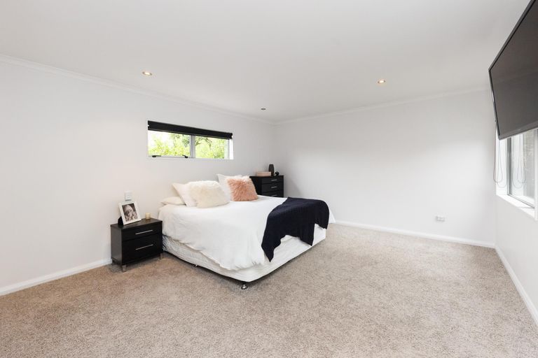Photo of property in 6 D'urville Place, Kelvin Grove, Palmerston North, 4414