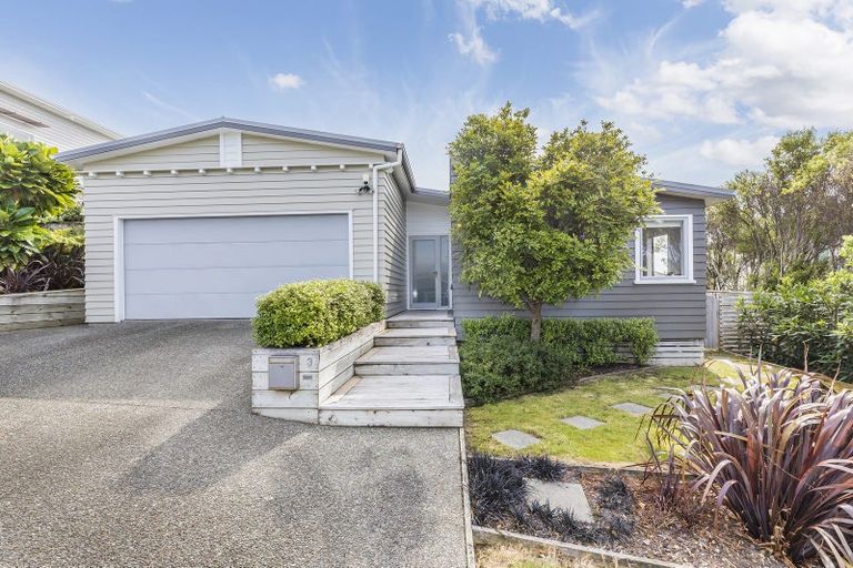 Photo of property in 3 Kaweka Close, Aotea, Porirua, 5024