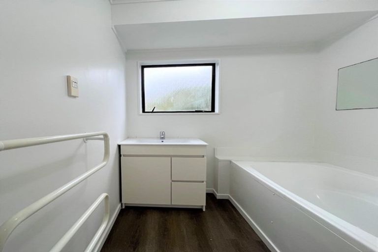 Photo of property in 2/18 Mirovale Place, Totara Vale, Auckland, 0629