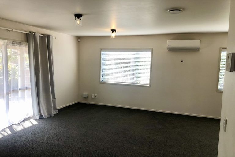 Photo of property in 10 Umu Place, Mangere, Auckland, 2022