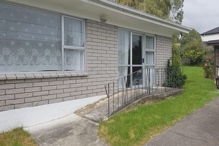 Photo of property in 1/12 Dawnhaven Drive, Te Atatu Peninsula, Auckland, 0610