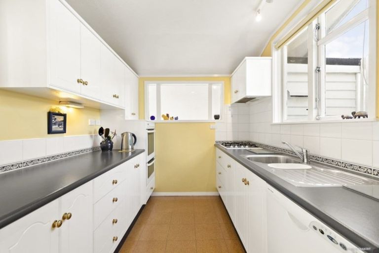 Photo of property in 16 Tai Paku Paku Road, Karaka Bays, Wellington, 6022