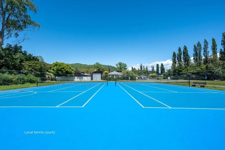 Photo of property in 2 Lakemere Way, Kinloch, Taupo, 3377