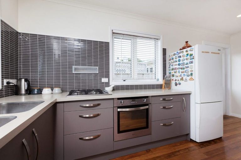 Photo of property in 17 York Crescent, Westown, New Plymouth, 4310