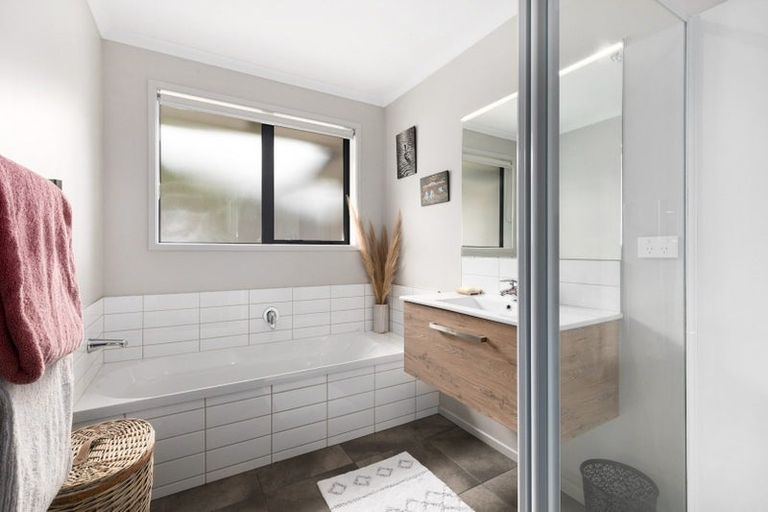 Photo of property in 31 Mooring Close, Whitby, Porirua, 5024