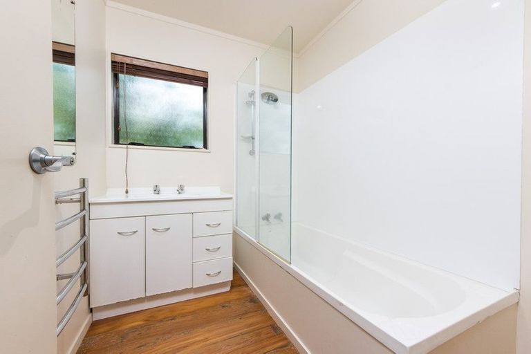 Photo of property in 3 Thalia Place, Totara Vale, Auckland, 0629