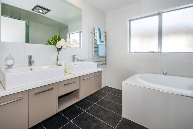 Photo of property in 3 Mulroy Place, Pinehill, Auckland, 0632