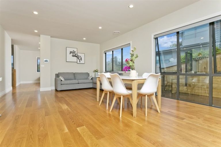 Photo of property in 7a Heathcote Road, Castor Bay, Auckland, 0620
