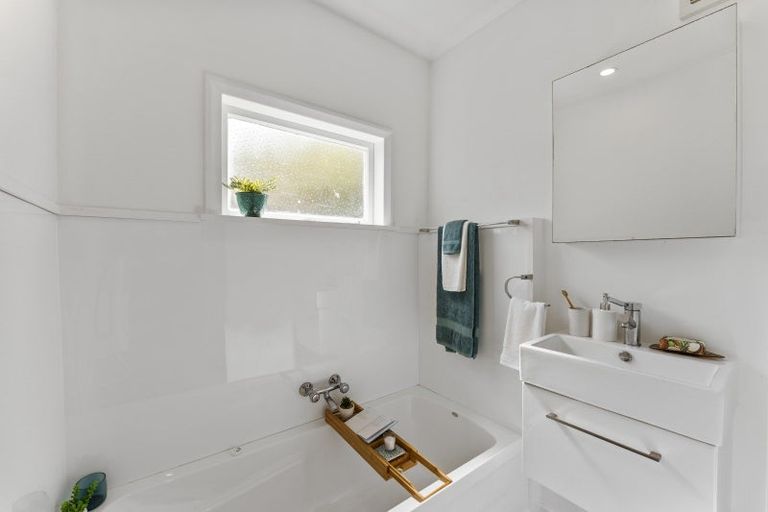 Photo of property in 25 Kiriwai Road, Paremata, Porirua, 5024