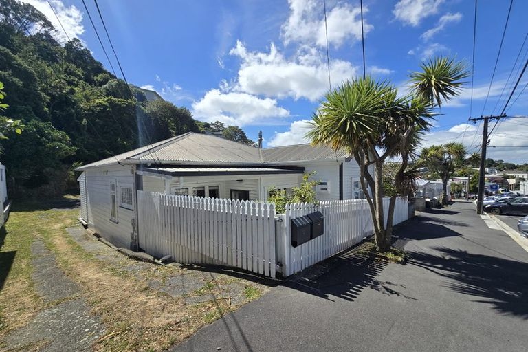 Photo of property in 32 Todman Street, Brooklyn, Wellington, 6021