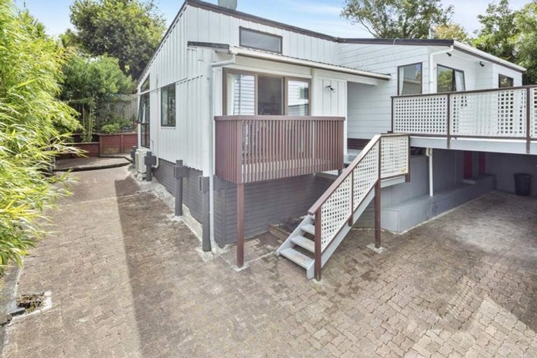 Photo of property in 30 Mannering Place, Hillcrest, Auckland, 0627