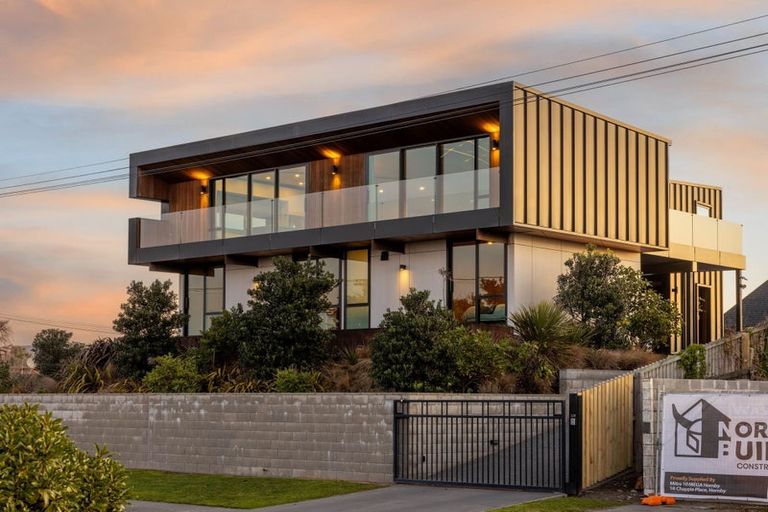 Photo of property in 320 Marine Parade, New Brighton, Christchurch, 8061