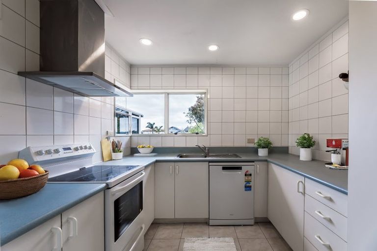 Photo of property in 25 Spinnaker Drive, Te Atatu Peninsula, Auckland, 0610