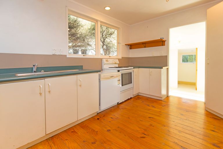 Photo of property in 7 Holiday Road, Stanmore Bay, Whangaparaoa, 0932