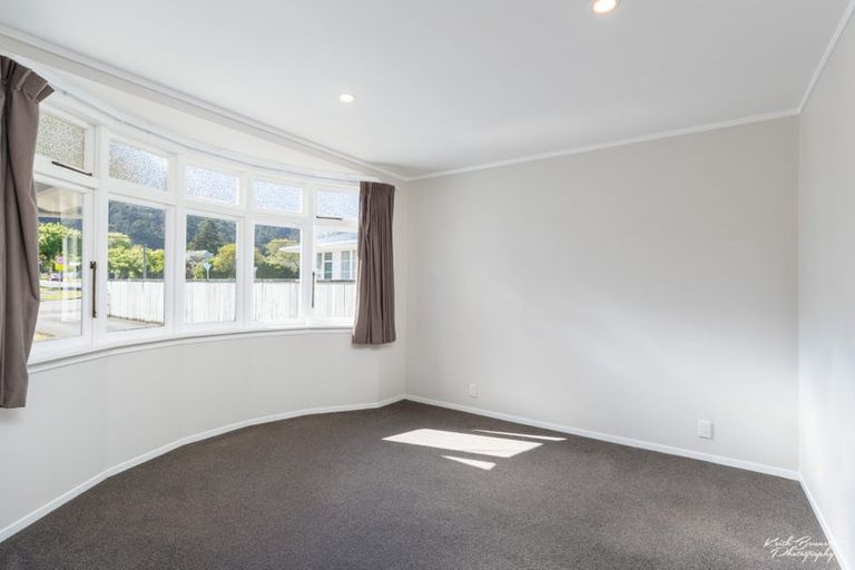 Photo of property in 316 Stokes Valley Road, Stokes Valley, Lower Hutt, 5019