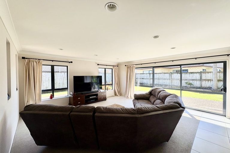 Photo of property in 6 Bellshill Close, Wattle Downs, Auckland, 2103