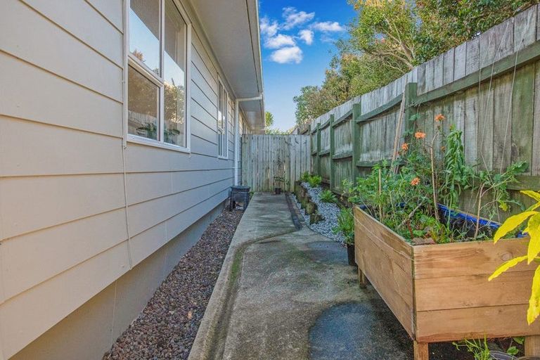 Photo of property in 1/41 Sungrove Rise, Sunnyvale, Auckland, 0612