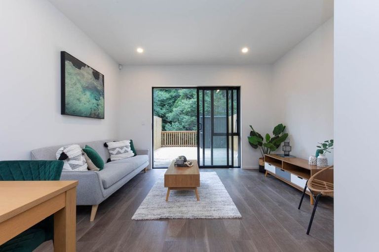 Photo of property in 21 Morihana Close, Glen Eden, 0602