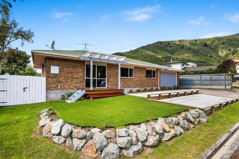 Photo of property in 67 Moana View Road, Waikawa, Picton, 7220