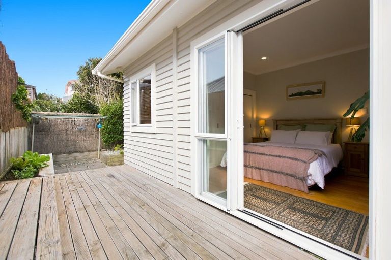 Photo of property in 42 Octavius Place, New Plymouth, 4312
