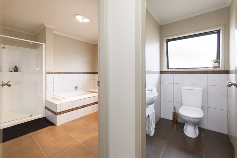 Photo of property in 28 Johnstone Drive, Fitzherbert, Palmerston North, 4410