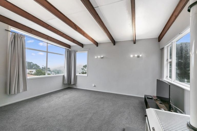 Photo of property in 51 Turville Crescent, Newlands, Wellington, 6037