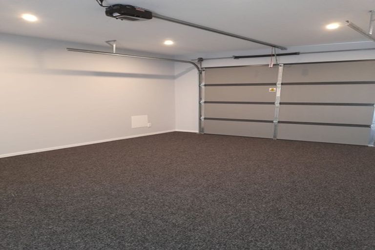 Photo of property in 1 Madden Avenue, Kumeu, 0810