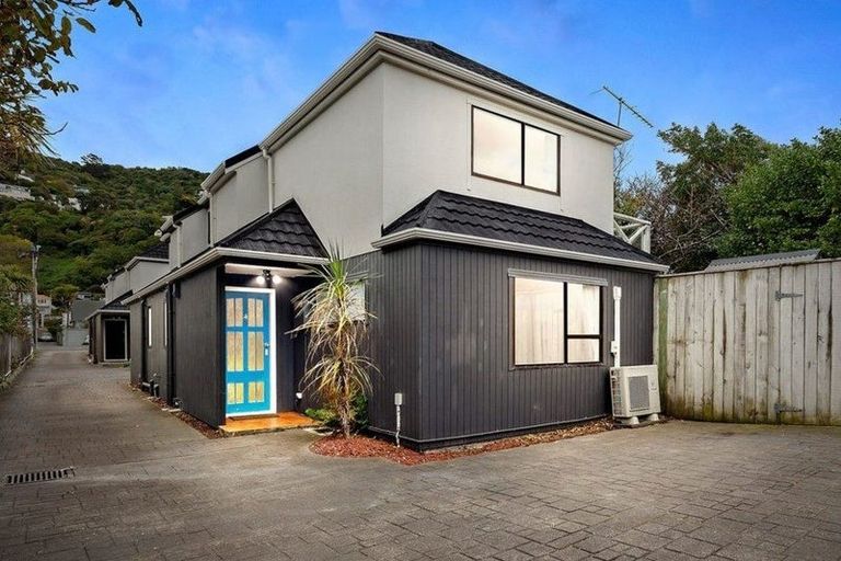 Photo of property in 4/163 Queens Drive, Lyall Bay, Wellington, 6022