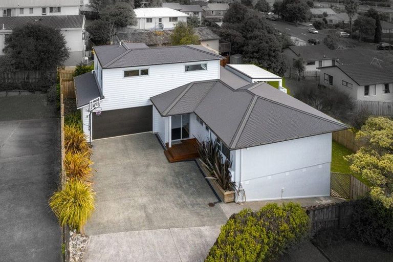 Photo of property in 2/5 Jumento Place, Unsworth Heights, Auckland, 0632