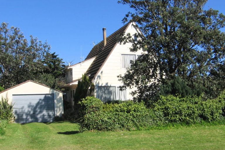 Photo of property in 14 Holben Parade, Foxton Beach, Foxton, 4815