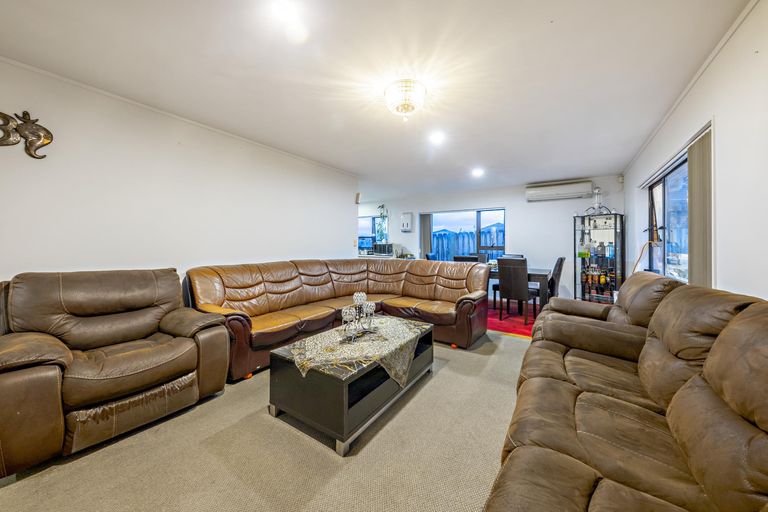Photo of property in 2/27 Kopara Place, Clendon Park, Auckland, 2103