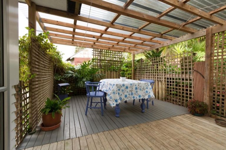 Photo of property in 8 Staincross Street, Green Bay, Auckland, 0604