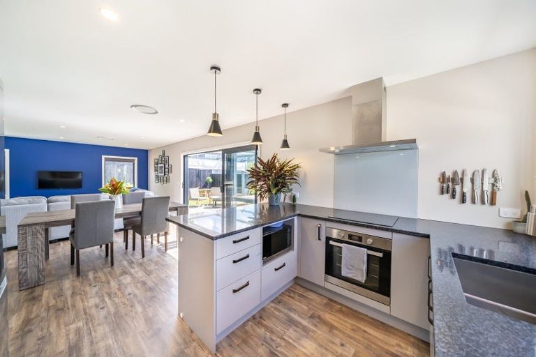 Photo of property in 11 Rewarewa Way, Timberlea, Upper Hutt, 5018