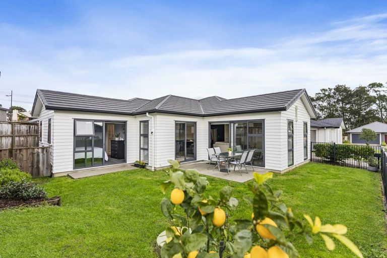 Photo of property in 11 Sauterne Road, Kumeu, 0810