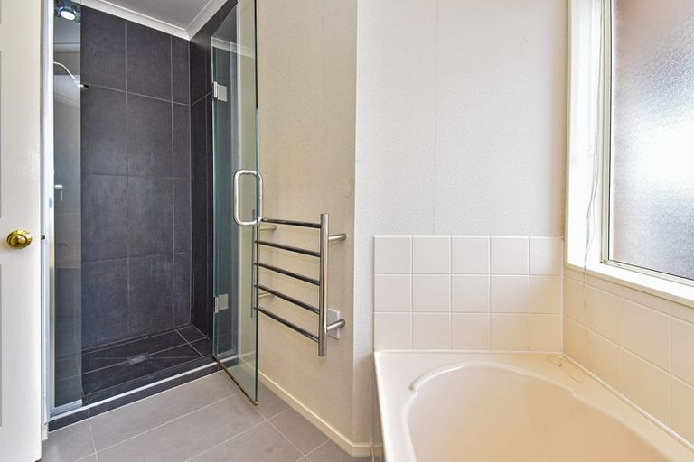 Photo of property in 32 Ewhurst Place, Goodwood Heights, Auckland, 2105