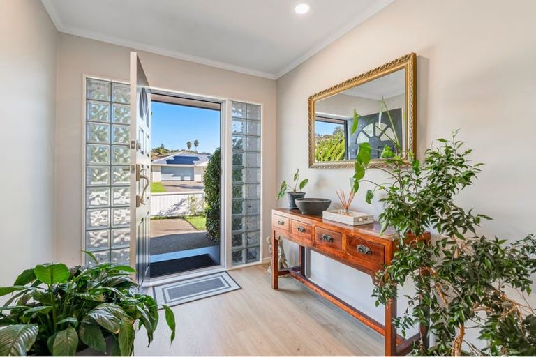 Photo of property in 19 Esther Place, Red Beach, 0932