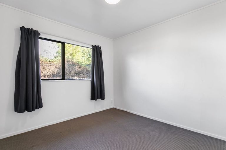 Photo of property in 2/35 Secretariat Place, Randwick Park, Auckland, 2105